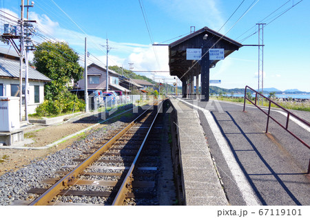 宍道湖沿いを走る一畑電車のレトロなホームが印象的な秋鹿町駅と青空の風景 … 島根県 松江市(晴れ) 宍道湖沿いを走る一畑電車のレトロなホームが印象的な秋鹿町駅と青空の風景 … 島根県 松江市(晴れ) 67119101