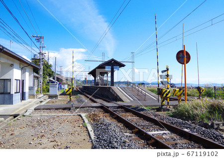 宍道湖沿いを走る一畑電車のレトロなホームが印象的な秋鹿町駅と青空の風景 … 島根県 松江市(晴れ) 宍道湖沿いを走る一畑電車のレトロなホームが印象的な秋鹿町駅と青空の風景 … 島根県 松江市(晴れ) 67119102