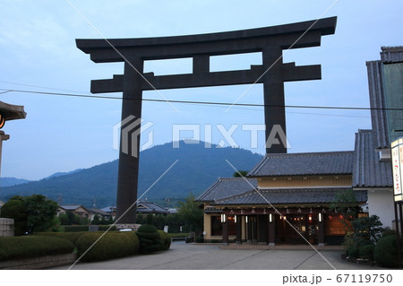 三輪山と大神神社大鳥居【奈良県桜井市】 三輪山と大神神社大鳥居【奈良県桜井市】 67119750