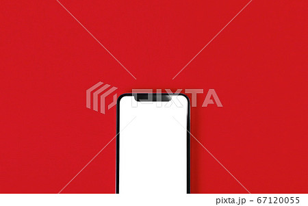 赤背景上に置かれたスマホのブランク素材 67120055