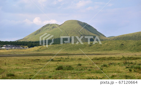 阿蘇山の草千里にある小高い山（ズーム） 67120664