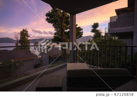ホテルのルーフバルコニーで見る朝焼け ホテルのルーフバルコニーで見る朝焼け 67120858