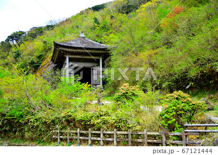 箱根・精進池・「石仏群と歴史館」から見上げる六道地蔵様 67121444