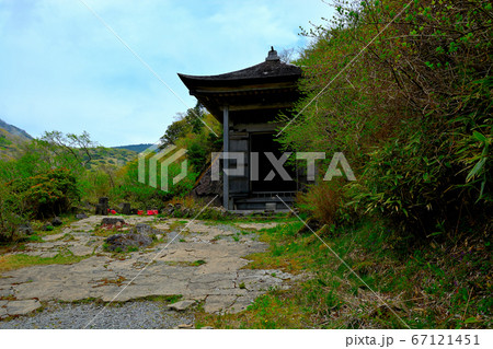箱根・精進池・遊歩道を進むと現れる六道地蔵様の建物・3 67121451