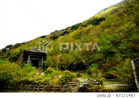 箱根・精進池・国道から見上げる六道地蔵様と、背後に迫る山・1 67121467