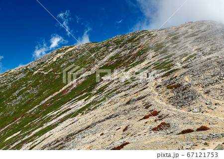 雲湧く常念山脈・横通岳の登山道 67121753