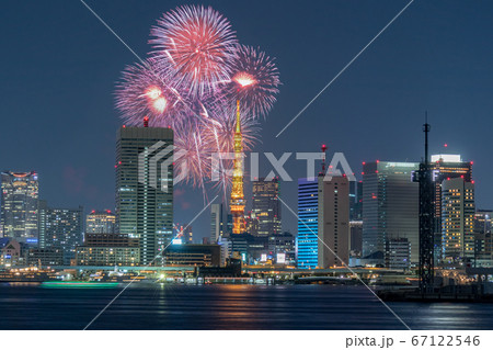 都市夜景 東京タワーと打ち上げ花火 合成 都市夜景 東京タワーと打ち上げ花火 合成 67122546