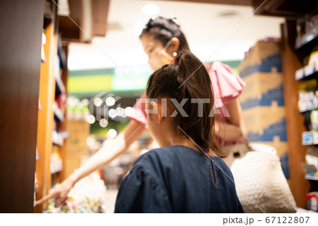 買い物をする母と娘 買い物をする母と娘 67122807