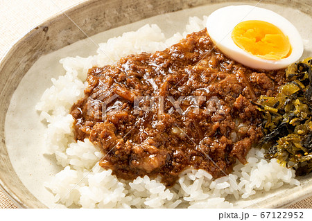 魯肉飯(ルーローハン)。ゆで卵・高菜入り。 魯肉飯(ルーローハン)。ゆで卵・高菜入り。 67122952
