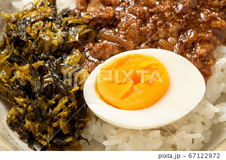 魯肉飯(ルーローハン)に入れられたゆで卵のアップ。 魯肉飯(ルーローハン)に入れられたゆで卵のアップ。 67122972
