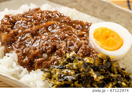 魯肉飯(ルーローハン)。ゆで卵・高菜入り。 魯肉飯(ルーローハン)。ゆで卵・高菜入り。 67122974