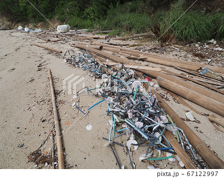 海岸のゴミ 67122997