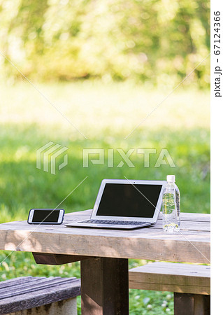 公園のベンチでテレワーク 67124366