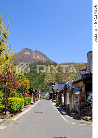 大分県湯布院　由布岳と湯の坪街道 67124566