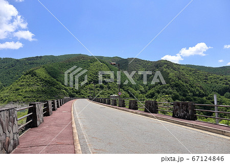 初夏の味噌川ダム 天端の道路 長野県木曽郡木祖村 初夏の味噌川ダム 天端の道路 長野県木曽郡木祖村 67124846