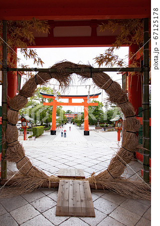伏見稲荷大社 二番鳥居と茅の輪くぐり -全国に約3万社ある稲荷神社の総本宮- 伏見稲荷大社 二番鳥居と茅の輪くぐり -全国に約3万社ある稲荷神社の総本宮- 67125178