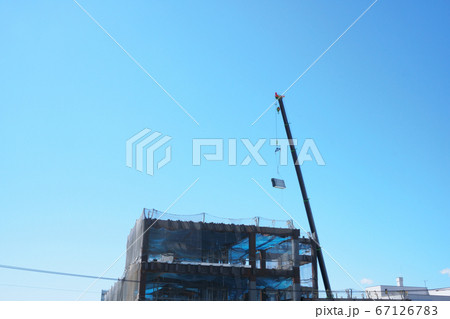 建築現場・クレーン車で資材を吊り上げ 67126783