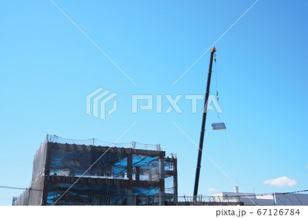 建築現場・クレーン車で資材を吊り上げ 67126784