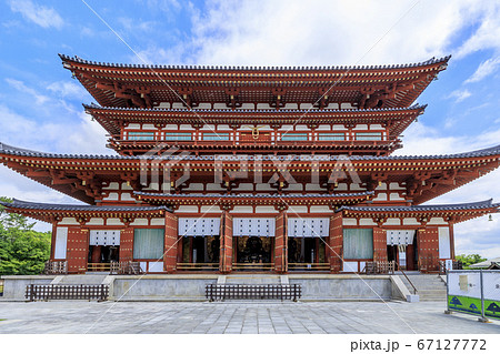 東塔修復後の世界遺産薬師寺に咲く蓮花 東塔修復後の世界遺産薬師寺に咲く蓮花 67127772