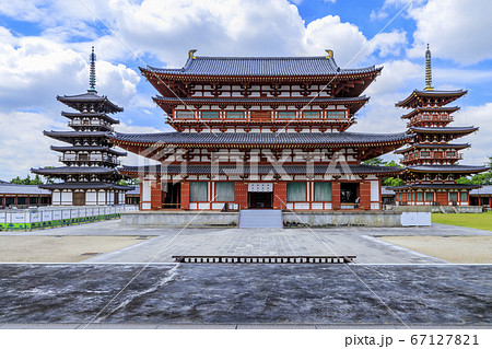 東塔修復後の世界遺産薬師寺に咲く蓮花 東塔修復後の世界遺産薬師寺に咲く蓮花 67127821