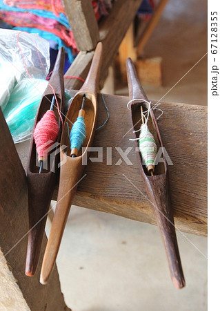ラオスの布織機と糸巻 67128355