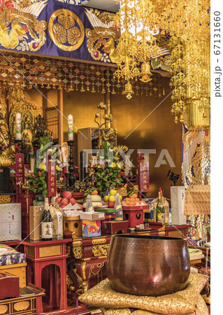 [東京・谷中] 東京の谷中七福神の布袋尊を祀る修性院に置かれてる磬子と奉献の果物とお酒。 67131660