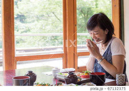 懐石料理を楽しむ   ミドル女性  一人旅  旅女子    苔女子  67132375
