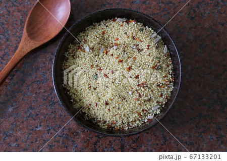 食器に入ったクスクス粒 食器に入ったクスクス粒 67133201