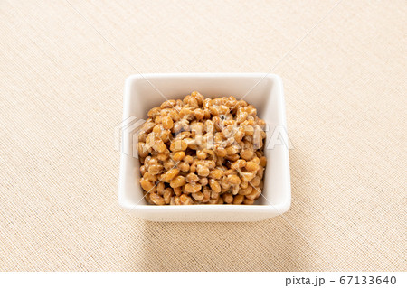 角小鉢に入れられた納豆(極小粒納豆)。 角小鉢に入れられた納豆(極小粒納豆)。 67133640