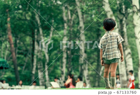 蓼科のホテルの庭にて子供がクラシック音楽を聴く 67133760