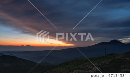 車山高原の夜明け（右手に蓼科山・左手奥に浅間山） 67134584