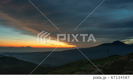 車山高原の夜明け(右手に蓼科山・左手奥に浅間山) 車山高原の夜明け(右手に蓼科山・左手奥に浅間山) 67134587