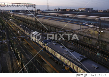 夕暮れの幕張車両センターにて 夕暮れの幕張車両センターにて 67134593