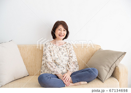 シニア女性　ステイホーム 67134698