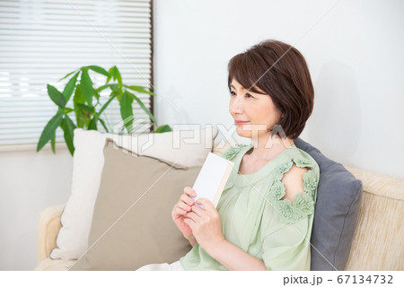 シニア女性　ステイホーム 67134732
