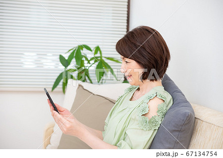 シニア女性　ステイホーム 67134754