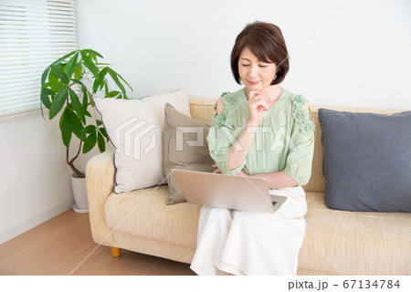 シニア女性　ステイホーム 67134784