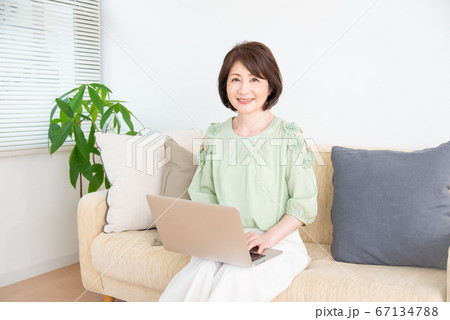シニア女性 ステイホーム シニア女性 ステイホーム 67134788