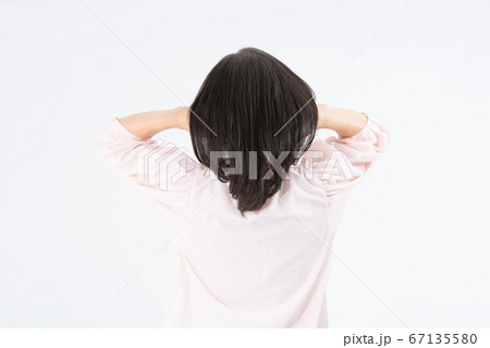 サラサラ髪を持ち上げるシニア女性 サラサラ髪を持ち上げるシニア女性 67135580