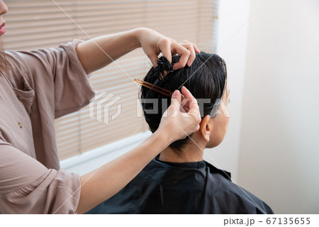 美容室でヘアケアをするシニア女性 67135655