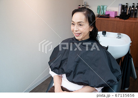 美容室でヘアケアをするシニア女性 67135656
