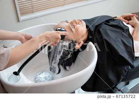 美容室でヘアケアをするシニア女性 67135722