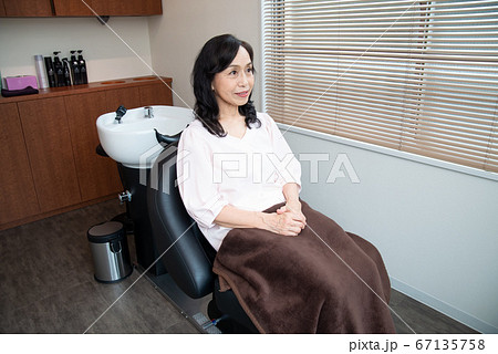 美容室のシャンプー台に座るシニア女性の写真素材 [67135758] - PIXTA