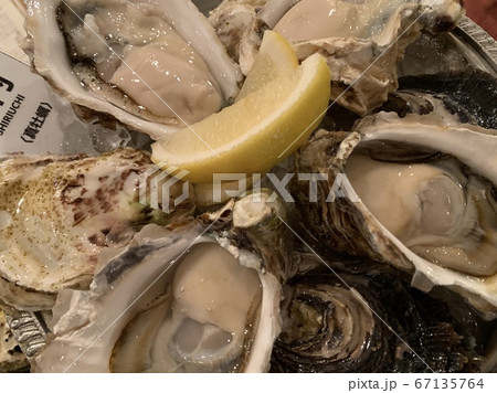 生牡蠣　食べ比べ　レストラン　写真素材 67135764