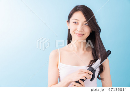 髪をセットする女性 髪をセットする女性 67136014