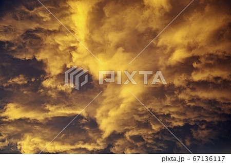 黄金色の雲 67136117