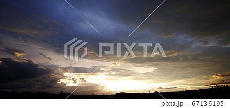 梅雨時の午後の空 67136195
