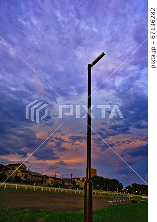街灯と雲 67136282