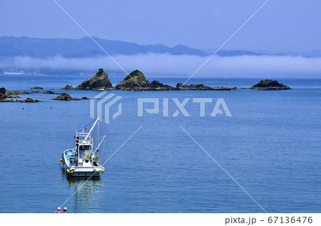 三陸復興国立公園 みちのく潮風トレイル 志津川湾 南三陸町小藤浜の岩礁の先にたなびく海霧 三陸復興国立公園 みちのく潮風トレイル 志津川湾 南三陸町小藤浜の岩礁の先にたなびく海霧 67136476