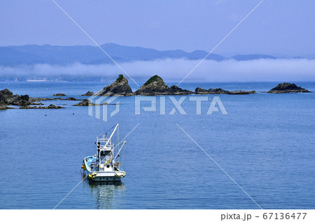 三陸復興国立公園 みちのく潮風トレイル 志津川湾 南三陸町小藤浜の岩礁の先にたなびく海霧 三陸復興国立公園 みちのく潮風トレイル 志津川湾 南三陸町小藤浜の岩礁の先にたなびく海霧 67136477
